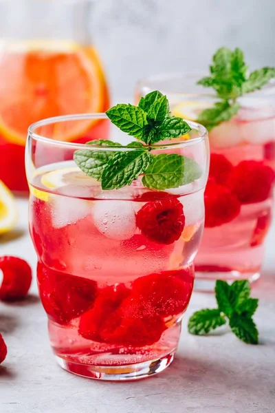 Verfrissende Zomer Cocktail Koud Drankje Framboos Limonade Met Munt Glas — Stockfoto