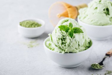 Beyaz kase kopya alanı içinde krem Matcha yeşil çay dondurma ile nane yaprakları