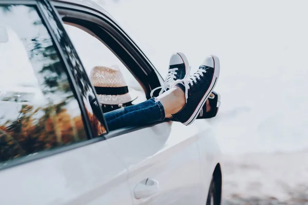 Patas Mujer Zapatillas Deporte Coche Ventana Con Sombrero Paja Chica —  Fotos de Stock