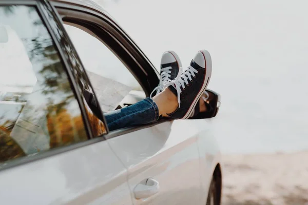 Kadının Bacaklarını Açıp Yol Haritası Ile Pencere Arabada Spor Ayakkabı — Stok fotoğraf