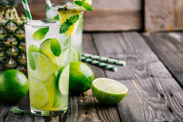 Ananász Mojito Sangria Szelet Lime Menta Üvegből Fából Készült Háttér — Stock Fotó