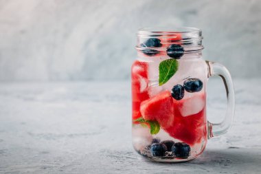 İnfüzyon detoks su karpuz, nane ve yaban mersini ile. Buz soğuk yaz kokteyl veya mason cam limonata