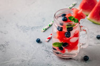 İnfüzyon detoks su karpuz, nane ve yaban mersini ile. Buz soğuk yaz kokteyl veya mason cam limonata