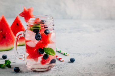 İnfüzyon detoks su karpuz, nane ve yaban mersini ile. Buz soğuk yaz kokteyl veya mason cam limonata