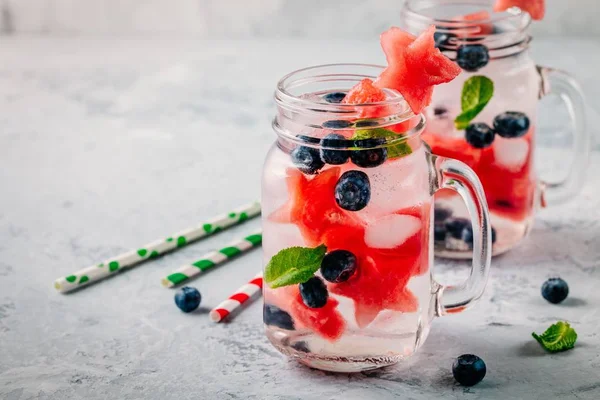 İnfüzyon detoks su karpuz, nane ve yaban mersini ile. Buz soğuk yaz kokteyl veya mason cam limonata