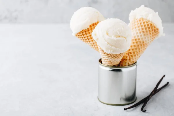 灰色の背景にワッフル コーンの自家製バニラ アイス クリーム スクープ — ストック写真