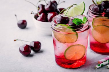 Soğuk yaz içki kiraz ve limon limonata nane ile yenileme