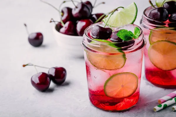 Refrescante Bebida Fría Verano Cereza Limonada Con Menta —  Fotos de Stock