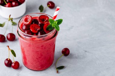 Kiraz smoothie nane yaprakları ve taze çilek ile cam kavanozlara
