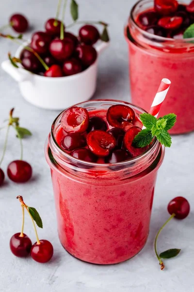 樱桃冰沙在玻璃罐子里薄荷叶和新鲜浆果 — 图库照片