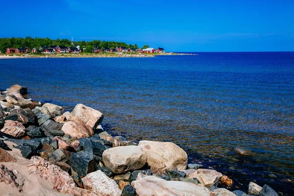 湖または海の海岸で赤の木造住宅 フィンランドの農村漁村集落 — ストック写真