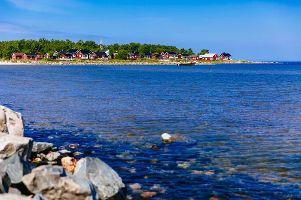 Rode Houten Huizen Aan Kust Meer Zee Vissersdorp Landelijke Finland — Stockfoto