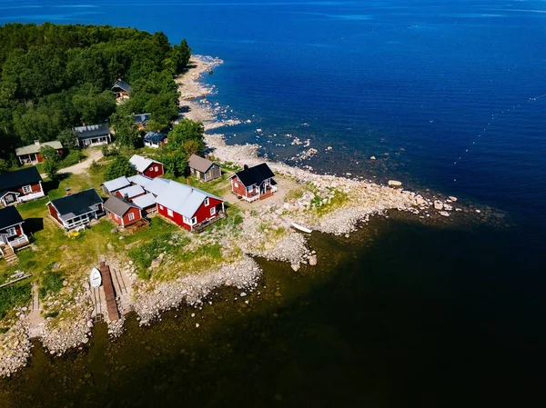 湖または海の海岸で赤い木造住宅の空撮 フィンランドの農村漁村集落 — ストック写真