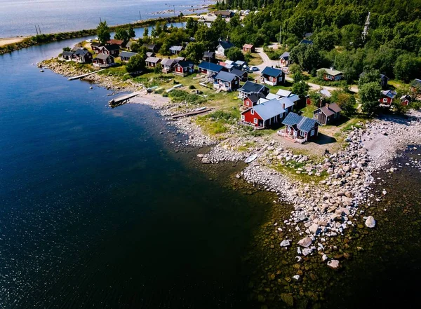 Göl Deniz Kenarı Kırmızı Ahşap Evlerin Havadan Görünümü Balıkçı Köyü — Stok fotoğraf