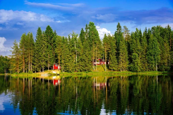 Cabaña Verano Cabaña Madera Junto Lago Azul Finlandia Rural Paisaje — Foto de Stock