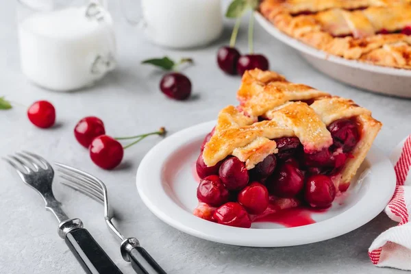 Tarte Cerise Maison Avec Une Croûte Floconneuse Sur Fond Pierre — Photo