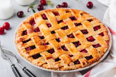 Ev yapımı Cherry Pie ile lapa lapa kabuk gri taş zemin üzerine. 
