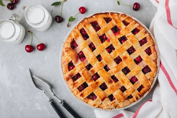 Tarte Aux Cerises Maison Avec Une Croûte Floconneuse Sur Fond — Photo