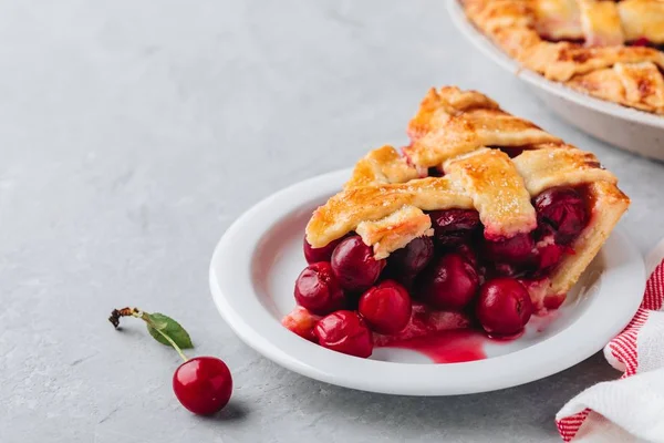 Tarte Cerise Maison Avec Une Croûte Floconneuse Sur Fond Pierre — Photo