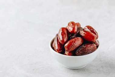 Tarihleri beyaz kase gri taş zemin üzerine kurutulmuş