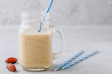 Muz ve tarihi meyve yüzlü veya milkshake cam mason kavanoza gri taş zemin üzerine