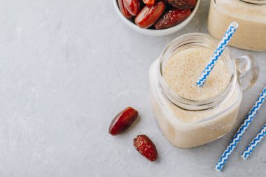 Muz ve tarihi meyve yüzlü veya milkshake cam mason kavanoza gri taş zemin üzerine