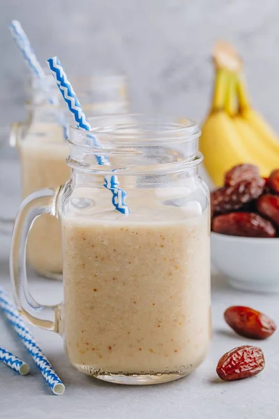 Batido Plátano Fruta Datilera Batido Tarro Vidrio Sobre Fondo Piedra —  Fotos de Stock