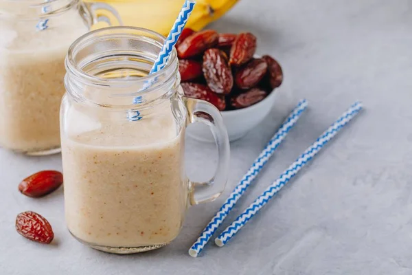 Batido Plátano Fruta Datilera Batido Tarro Vidrio Sobre Fondo Piedra —  Fotos de Stock