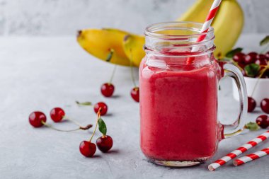 Kiraz ve saman ile cam mason kavanoza muz smoothie