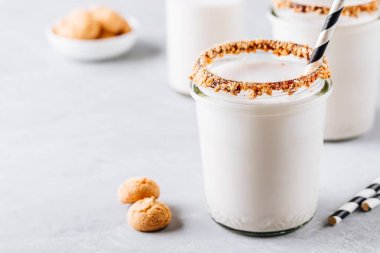 Vanilyalı milkshake cam mason kavanoza gri taş zemin üzerine çıtır çerezler ile