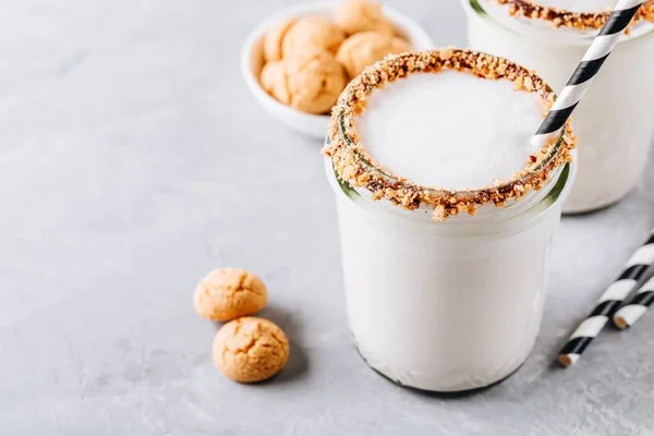 Milkshake Baunilha Com Biscoitos Crocantes Frasco Pedreiro Vidro Fundo Pedra — Fotografia de Stock