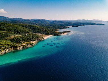 Kayalar ve turkuaz deniz lagün Yunanistan havadan görünümü