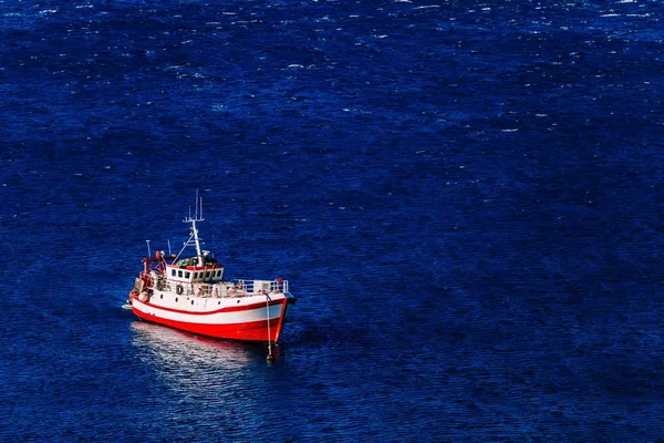 Veduta Aerea Della Barca Pesca Rossa Mare Blu Profondo Nel — Foto Stock