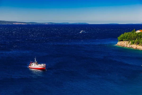 Вид Воздуха Рыбацкую Лодку Глубоком Синем Море Гавани Греция — стоковое фото
