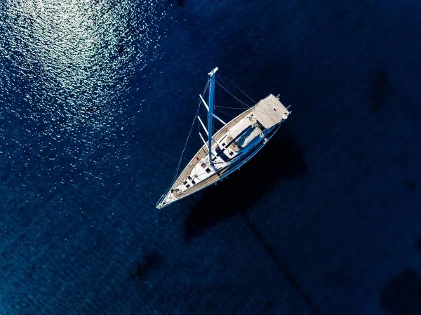 Veduta Aerea Degli Uccelli Dal Drone Yacht Mare Blu Profondo — Foto Stock