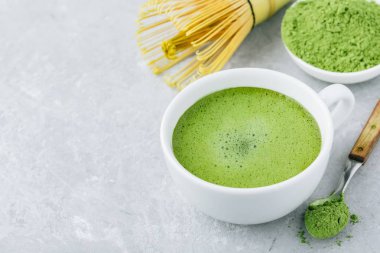 Japon matcha yeşil çay kahve gri taş zemin üzerine beyaz Kupası. 