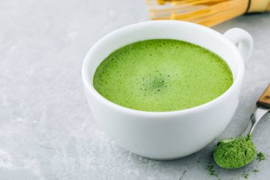 Japon matcha yeşil çay kahve gri taş zemin üzerine beyaz Kupası. 
