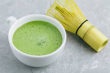 Japon matcha yeşil çay kahve gri taş zemin üzerine beyaz Kupası. 