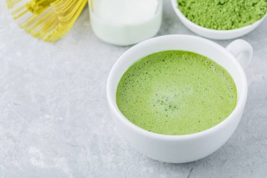 Japon matcha yeşil çay kahve gri taş zemin üzerine beyaz Kupası. 