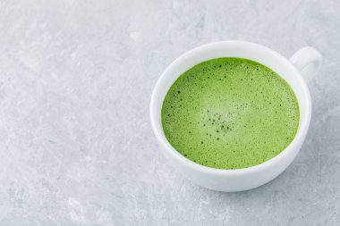 Japon matcha yeşil çay kahve gri taş zemin üzerine beyaz Kupası. 