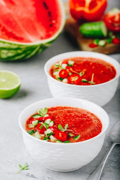 西瓜和西红柿凉菜在白碗里 传统西班牙冷汤 — 图库照片