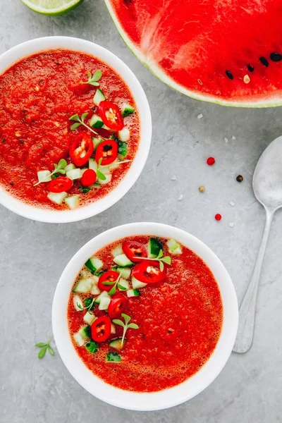 西瓜和西红柿凉菜在白碗里 顶部视图 传统西班牙冷汤 — 图库照片