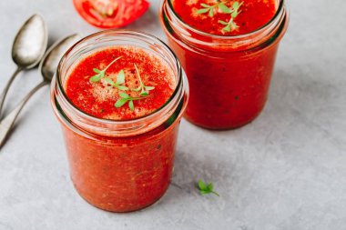 Kırmızı domates Gazpacho mason cam. Geleneksel İspanyol soğuk çorba.