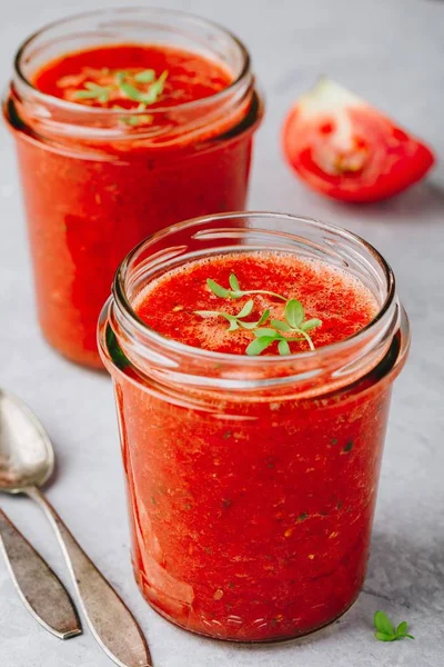 红西红柿凉菜在玻璃梅森罐子里 传统西班牙冷汤 — 图库照片