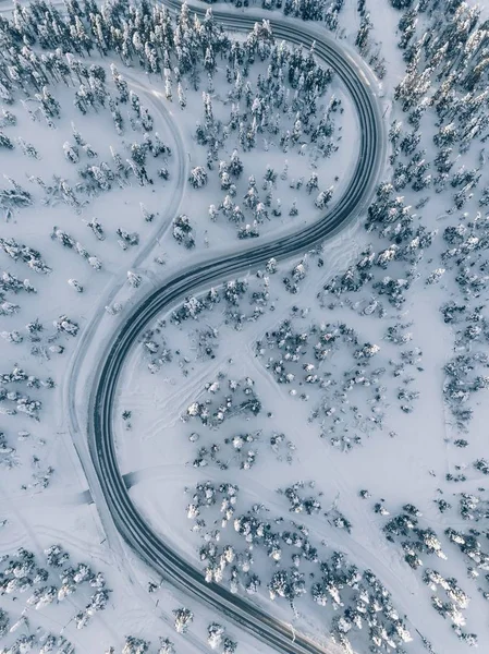 Kış Yolun Ormanın Içinde Havadan Görünümü Kar Kuş Bakışı Ile — Stok fotoğraf