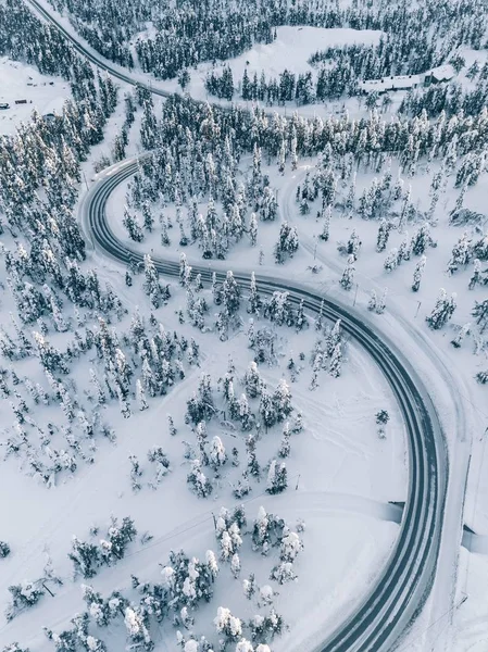 Flygfoto Vintern Vägen Skogen Täckt Snö Fågelperspektiv Finland Lappland — Stockfoto