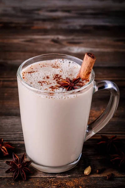 Zelfgemaakte Chai Tea Latte Met Anijs Kaneelstokje Glazen Mok Houten — Stockfoto