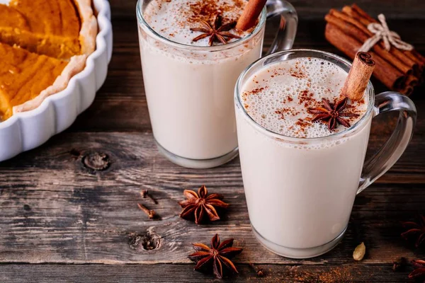 Chá Chai Caseiro Latte Com Anis Pau Canela Canecas Vidro — Fotografia de Stock