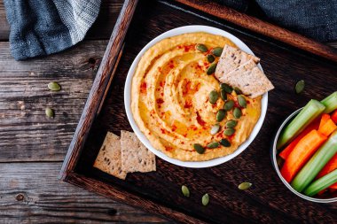 Ev yapımı lezzetli Kabak Humus. Şükran günü meze DIP ahşap arka plan üzerinde