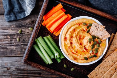 Ev yapımı lezzetli Kabak Humus. Şükran günü meze DIP ahşap arka plan üzerinde